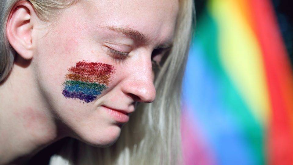 Ideologia de gênero: o preço do suicídio social A promessa de felicidade instantânea da ideologia de gênero esconde uma realidade cruel: o alto índice de suicídio nos grupos que se submetem à transição.