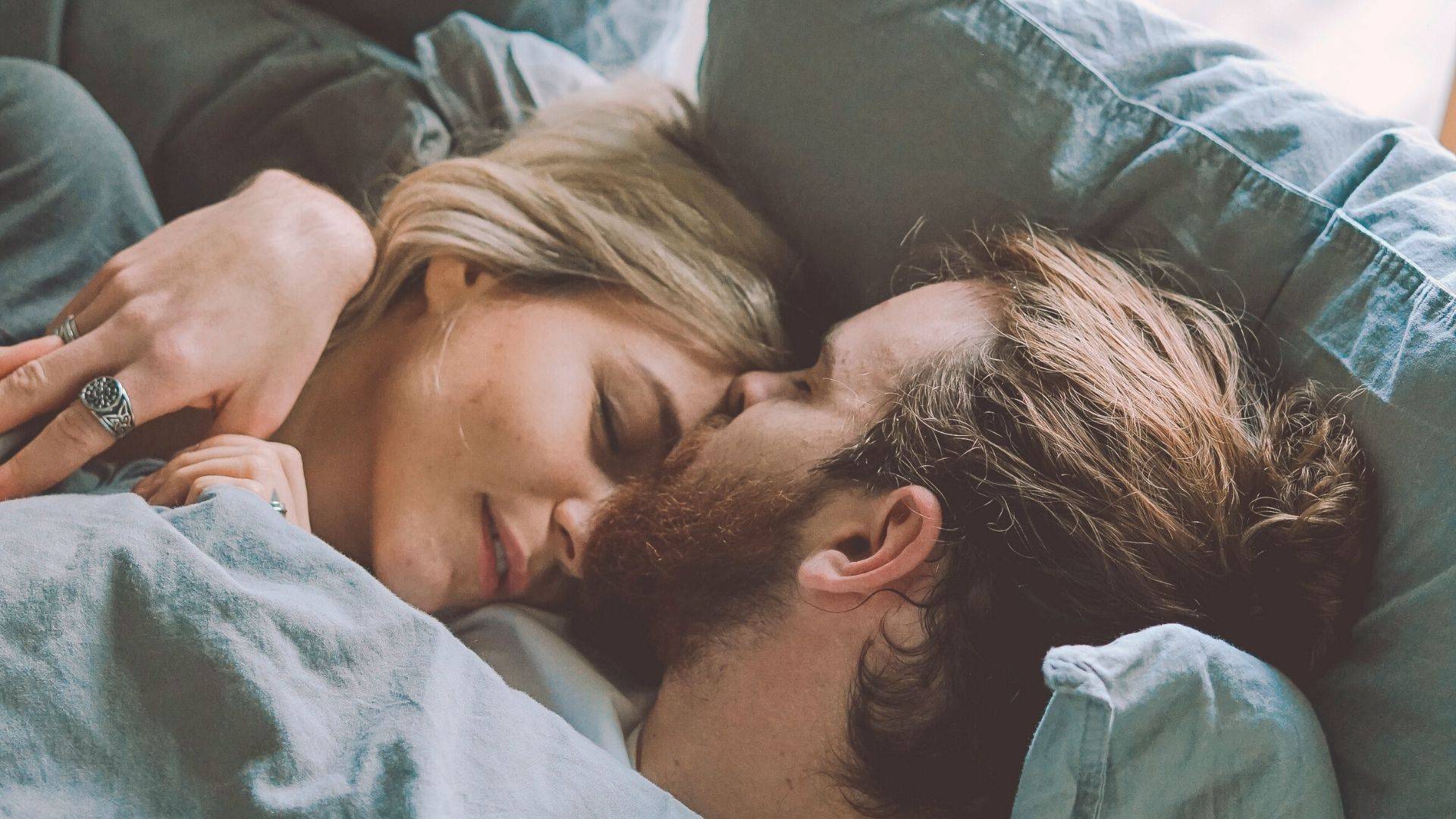 Ir dormir sentindo raiva causa efeitos cumulativos e prejudiciais para o casamento