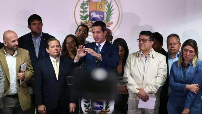 O líder da oposição na Venezuela, Juan Guaidó, em coletiva de imprensa um dia após a controversa votação no Parlamento, em Caracas, 6 de janeiro de 2020