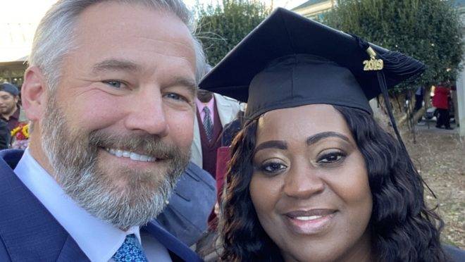Latonya é cabeleireira e motorista de aplicativo, e teve sua vida transformada ao conhecer Kevin Esch, um passageiro que pagou suas dívidas com a faculdade.