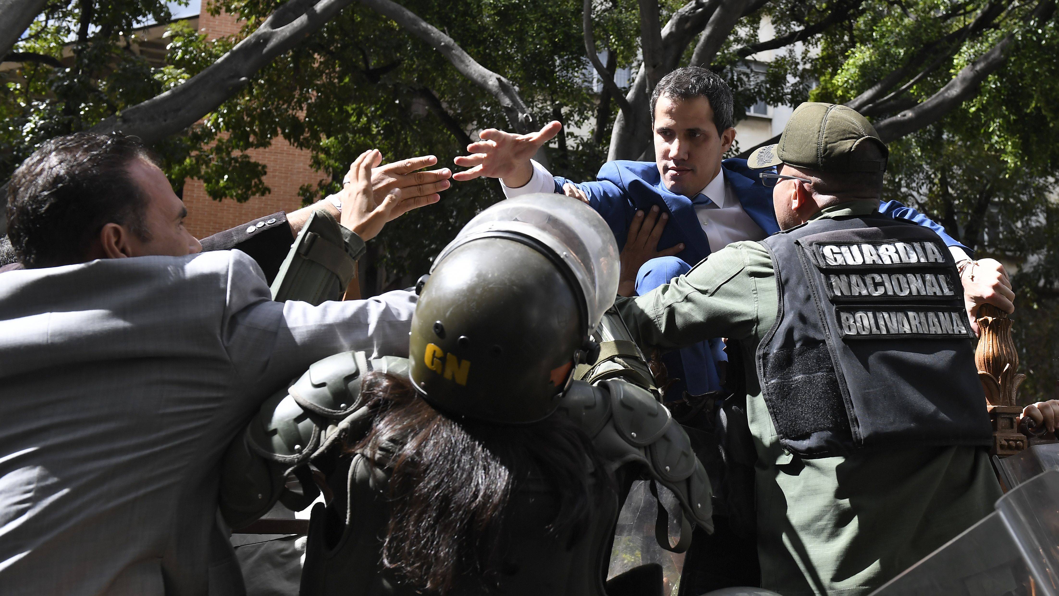 Membros da Guarda Nacional Bolivariana impedem Juan Guaidó de entrar na Assembleia Nacional em 5 de janeiro.