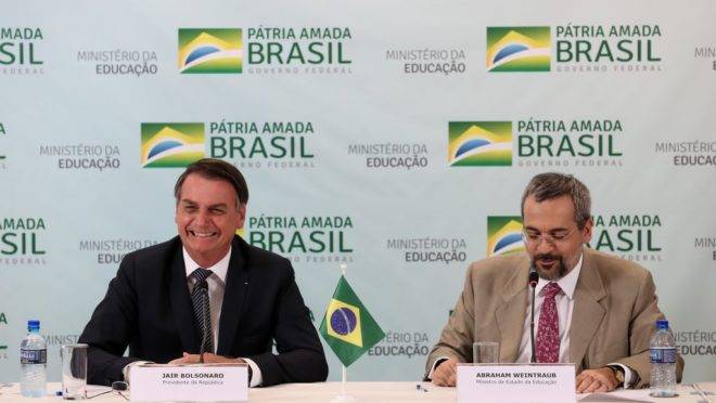 Presidente Jair Bolsonaro durante reunião com o ministro da Educação, Abraham Weintraub