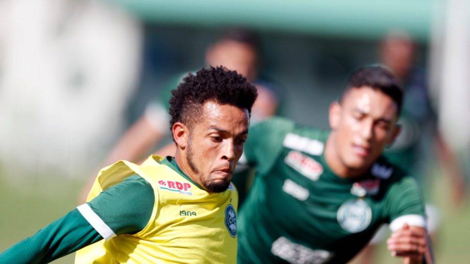 Rafinha descarta aposentadoria, segue no Coritiba e vira referência no elenco Rafinha treina com o elenco alviverde.
