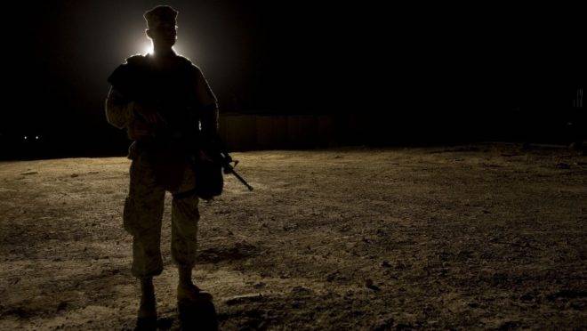 Soldado norte-americano durante visita do então presidente George W. Bush à base de Al-Asad, no Iraque, em setembro de 2007. Irã lançou mísseis contra a base, que abriga tropas dos EUA