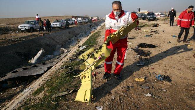 Equipes de resgate recuperam os restos de avião ucraniano que caiu em Teerã
