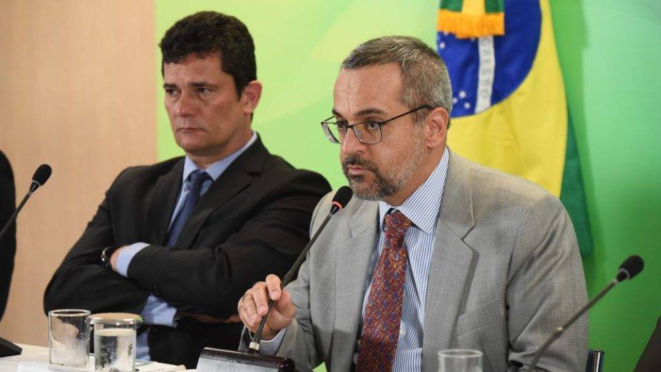 Governo vai investir R$ 10 milhões em bolsas para pesquisas sobre segurança pública Os ministros da Segurança Pública, Sergio Moro, e da Educação Abraham Weintraub, durante coletiva de imprensa nesta manhã.