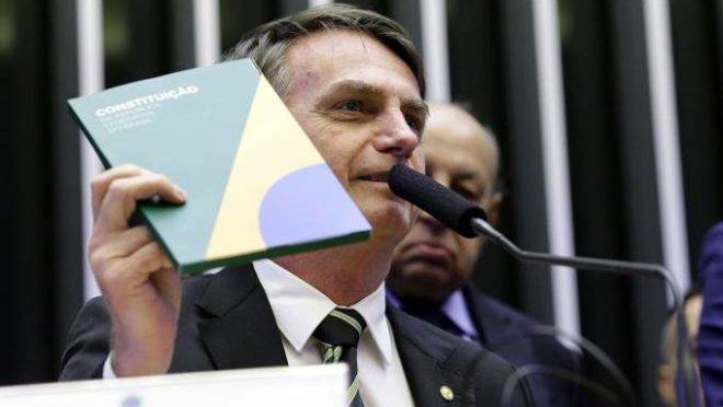 Bolsonaro cita Constituição e critica Lula