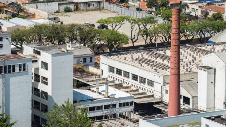 Governo não consegue ninguém para fazer projeto da “Cidade da Polícia” Registro de parte do antigo complexo fabril das cervejarias Glória, Atlântica e Ambev