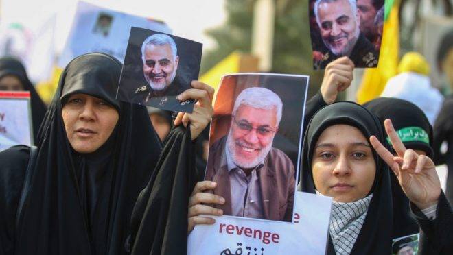 Iraquianos participam do funeral do general iraniano Qasem Suleimani na Zona Verde de Bagdá, 4 de janeiro de 2020