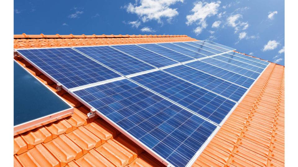 Telhado de casa com painéis solares instalados.
