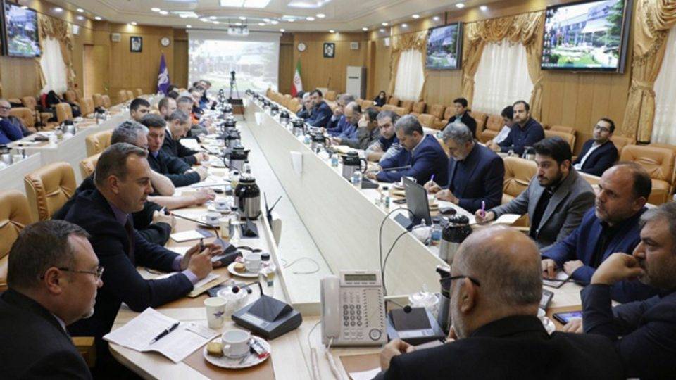 Especialistas em aviação iranianos e ucranianos reunidos em Teerã
