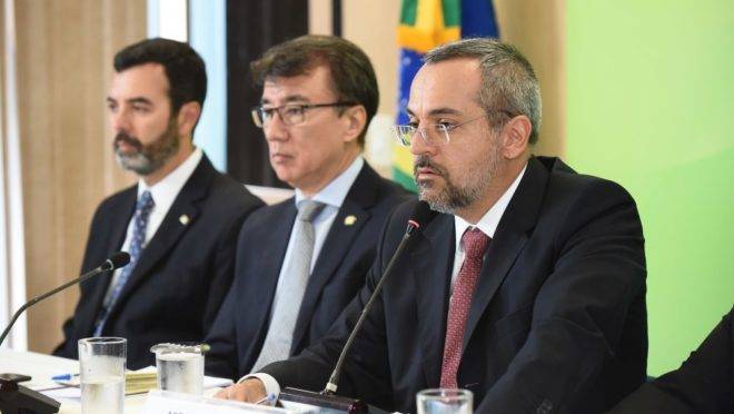 O ministro da Educação, Abraham Weintraub, na coletiva de imprensa desta manhã.