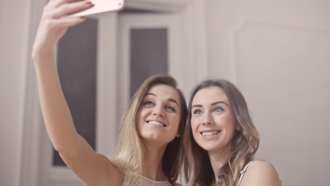 Estamos cada vez mais focados em nós mesmos, em nosso status virtual e deixando de lado boa parte das relações interpessoais