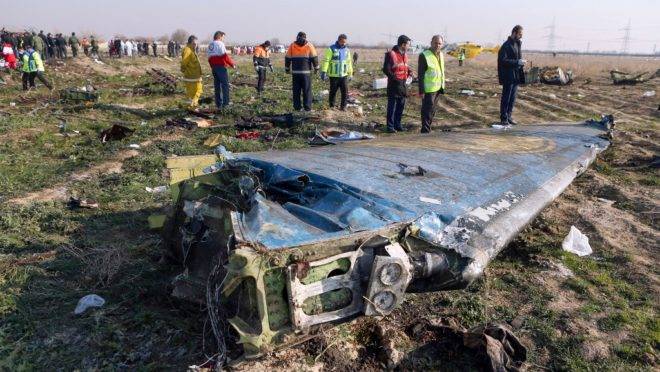 Equipes de resgate trabalham no local da queda de um avião ucraniano nos arredores de Teerã, Irã, 8 de janeiro de 2020