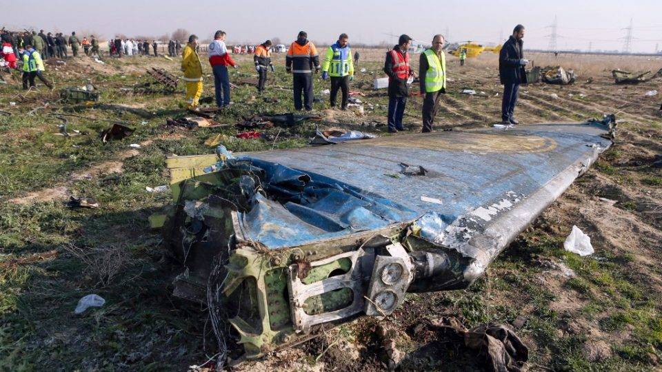 Irã muda de ideia e não enviará para Ucrânia caixas pretas de avião abatido Irã: avião de companhia ucraniana caiu logo após decolagem de Teerã matando todas as 176 pessoas a bordo
