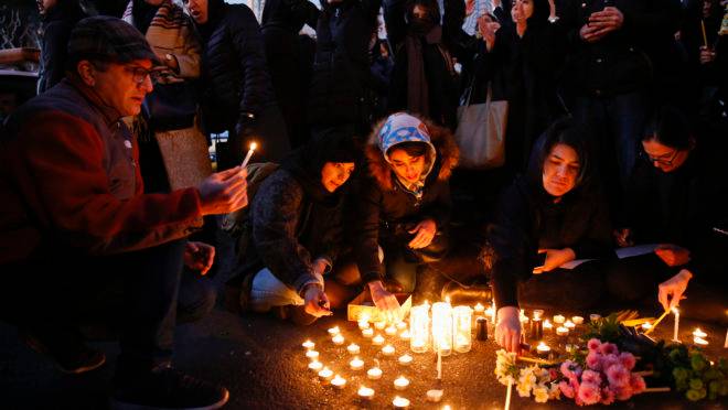 Iranianos prestam homenagens às vítimas e protestam contra autoridades após confirmação de que 737 da Ukraine Airlines foi abatido por mísseis do país.