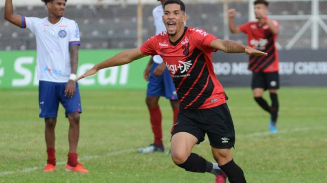 Paulo Victor fez o gol do Athletico no tempo normal