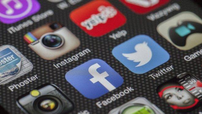 Apesar da narrativa progressista, pesquisas mostram que os algoritmos das redes sociais não privilegiam o que eles consideram discurso de ódio.