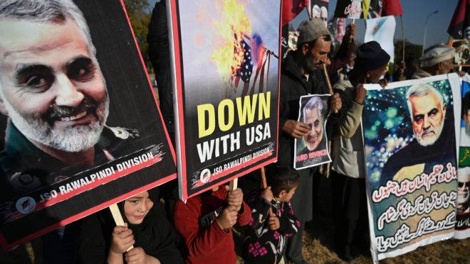 Iranianos protestam contra ataque norte-americano que matou general Qassem Soleimani no Iraque