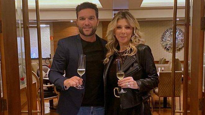 Marcos Canan e Marilis Borcath brindam ao acordo para a abertura da Bull Prime no Hotel Rayon.
