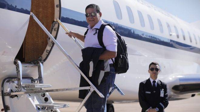 Vice-presidente Mourão usará dois aviões e um helicóptero para chegar à estação