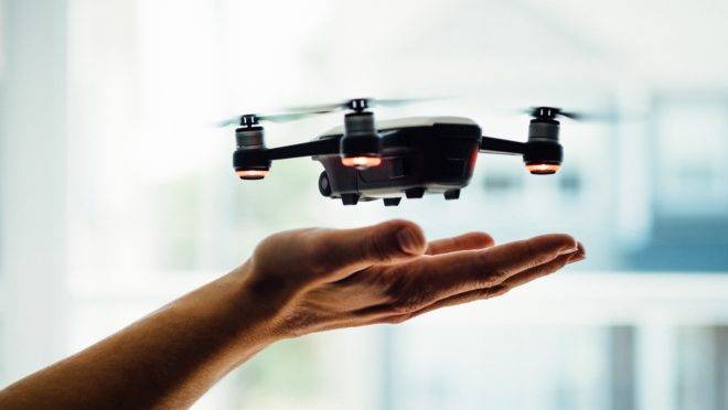O uso das tecnologias para o encantamento e para a guerra expõe as contradições humanas.