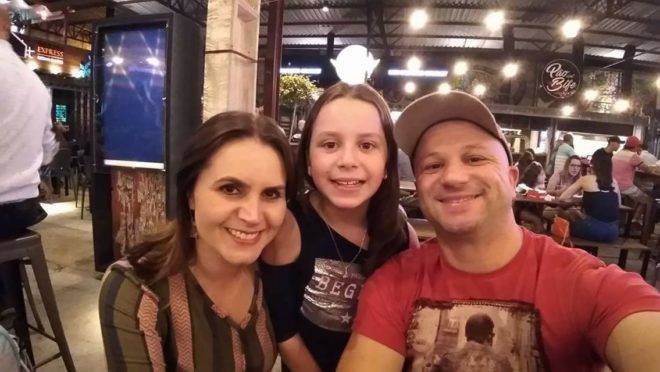 Simone, a filha Maria Isabel e o marido Anderson.