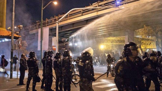Polícia iraniana dispersa multidão com jatos de água