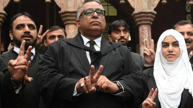 Advogados de defesa de Pervez Musharraf celebram anulação de sentença de morte contra o ex-presidente