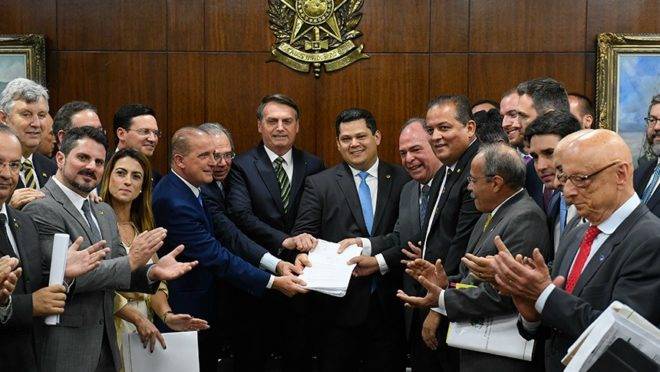 Jair Bolsonaro e Paulo Guedes na entrega das PECs ao Congresso.