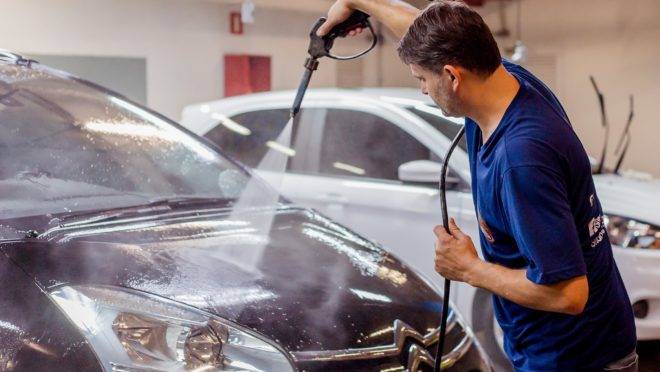 Um dos serviços oferecidos no estacionamento do shopping é a higienização veicular