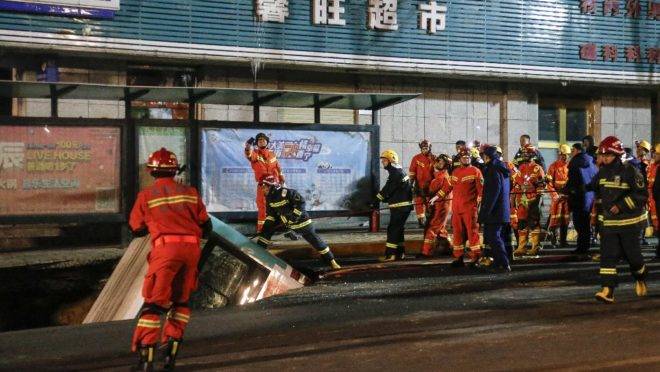 Cratera se abre no meio da rua e em gole õnibus na China