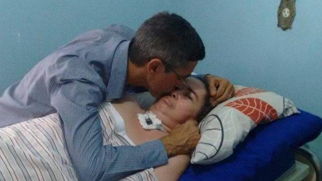 Há 12 anos Gláucia está em estado vegetativo e Adílio é o responsável pelos cuidados diários de sua amada em casa