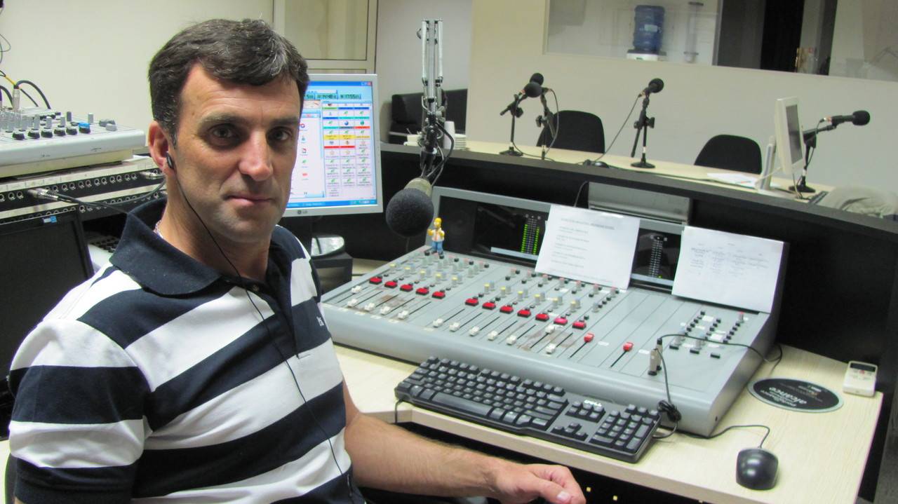 Gerson, em ação na rádio. Divulgação. Gerson, em ação na rádio. Divulgação.