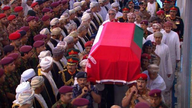Militares do Omã carregam o caixão do sultão Qaboos bin Said al Said, que morreu aos 79 anos na capital Mascate em 10 de janeiro