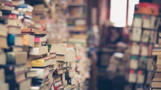 Enquanto intelectuais choram e reclamam da predominância dos títulos de autoajuda, leitores procuram livros que os ajudem a ser pessoas melhores.