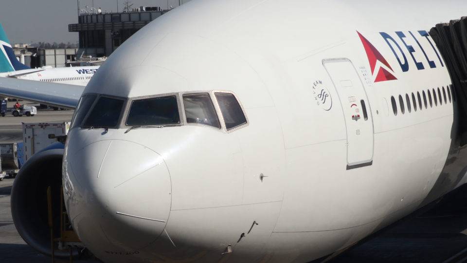 Coronavírus pode gerar impacto de US$ 100 bilhões em companhias aéreas Avião da Delta despeja combustível sobre escolas nos EUA