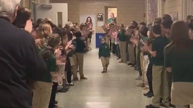 John Oliver, seis anos, é ovacionado por amigos da escola depois de lutar contra a leucemia