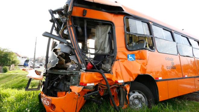 Acidente com ônibus do transporte coletivo