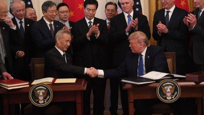O presidente dos EUA, Donald Trump, e o vice-premiê da China, Liu He, se cumprimentam ao assinar o acordo comercial entre EUA e China em cerimônia na Casa Branca, 15 de janeiro de 2020