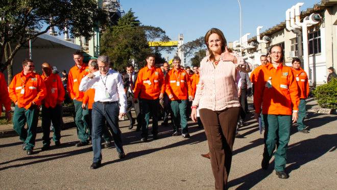 A então presidente da Petrobras, Graça Foster, durante a posse de Edmir Bittencourt de Sousa como novo diretor da Fafen-PR: Araucária Nitrogenadas foi fechada pela estatal
