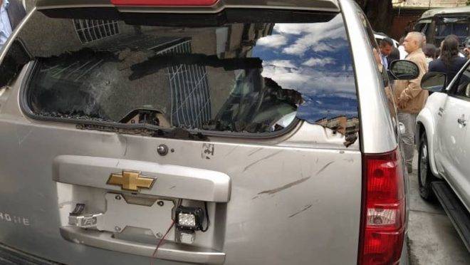 Carro de oposição atacado na Venezuela