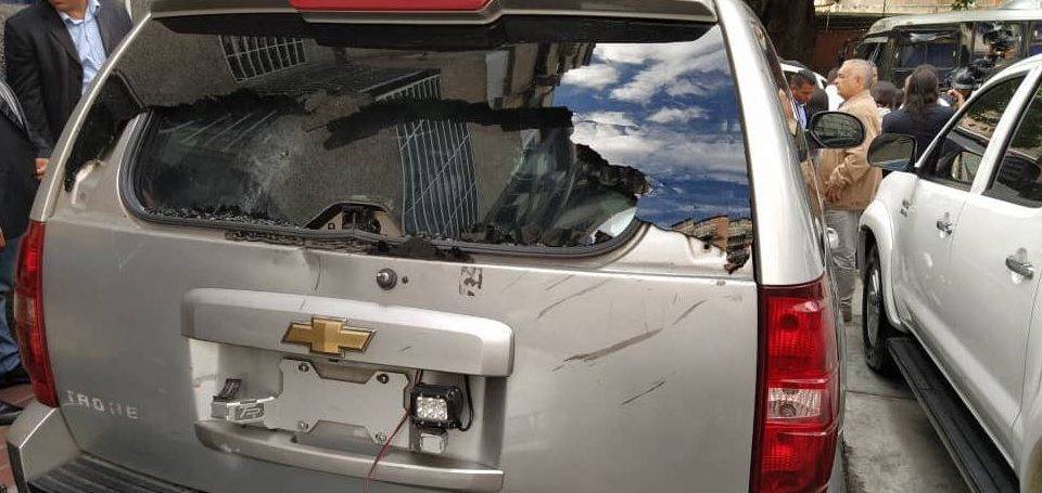 Carro de oposição atacado na Venezuela