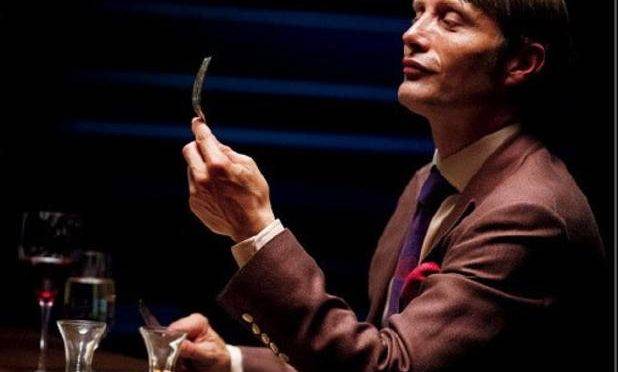 Mads Mikkelsen interpretando Joel Pinheiro, em cena de “Hannibal”, a série