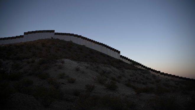 A fronteira entre EUA e México no estado americano de New Mexico. EUA estariam avaliando enviar migrantes brasileiros de volta ao México, diz agência