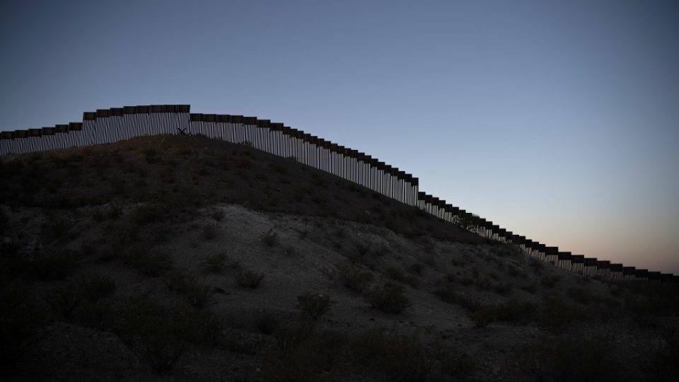 EUA avaliam enviar brasileiros ao México após aumento de detenções de migrantes A fronteira entre EUA e México no estado americano de New Mexico. EUA estariam avaliando enviar migrantes brasileiros de volta ao México, diz agência