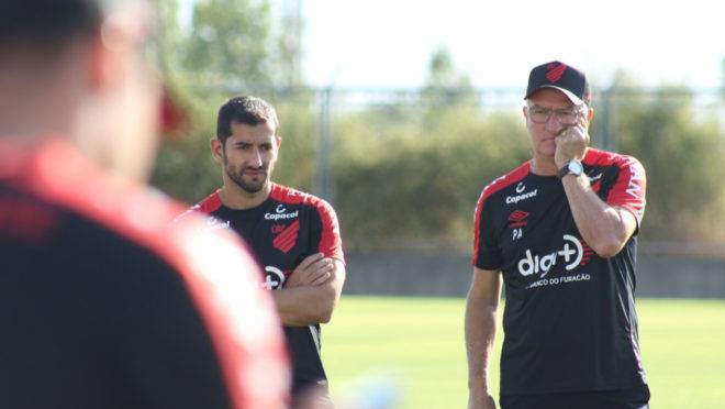 Dorival Júnior comandou treinamento do Athletico em San Juan, na Argentina