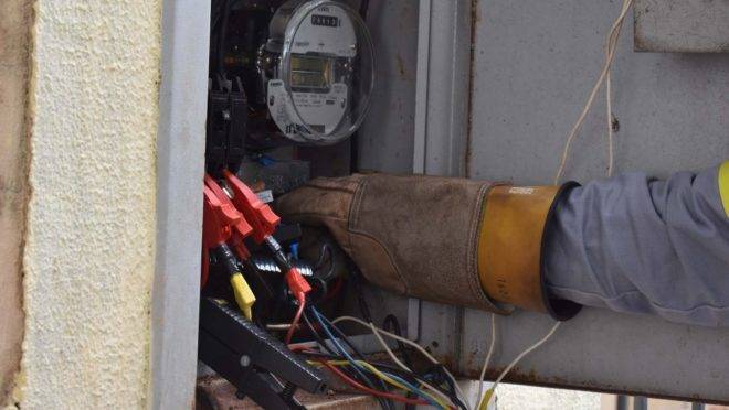 Equipe de combate ao furto de energia da Copel em ação no Paraná.