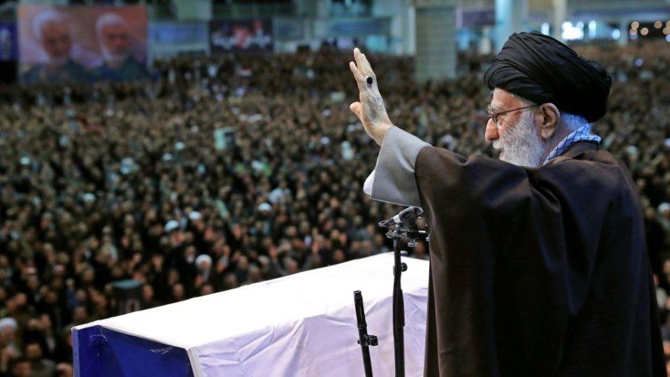 Aiatolá Ali Khamenei liderou oração muçulmana semanal em Teerã