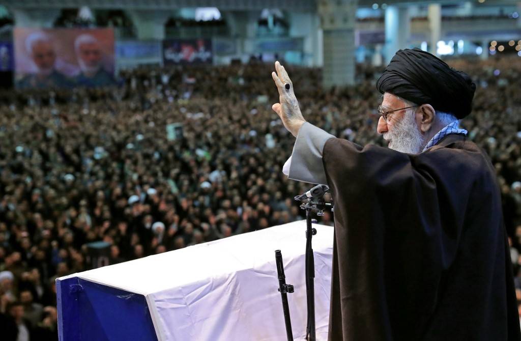 Aiatolá Ali Khamenei liderou oração muçulmana semanal em Teerã
